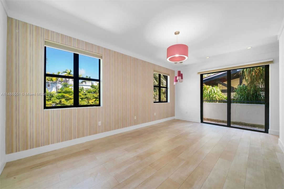 Vendido Recientemente: $4,595,000 (5 camas, 5 baños, 3865 Pies cuadrados)