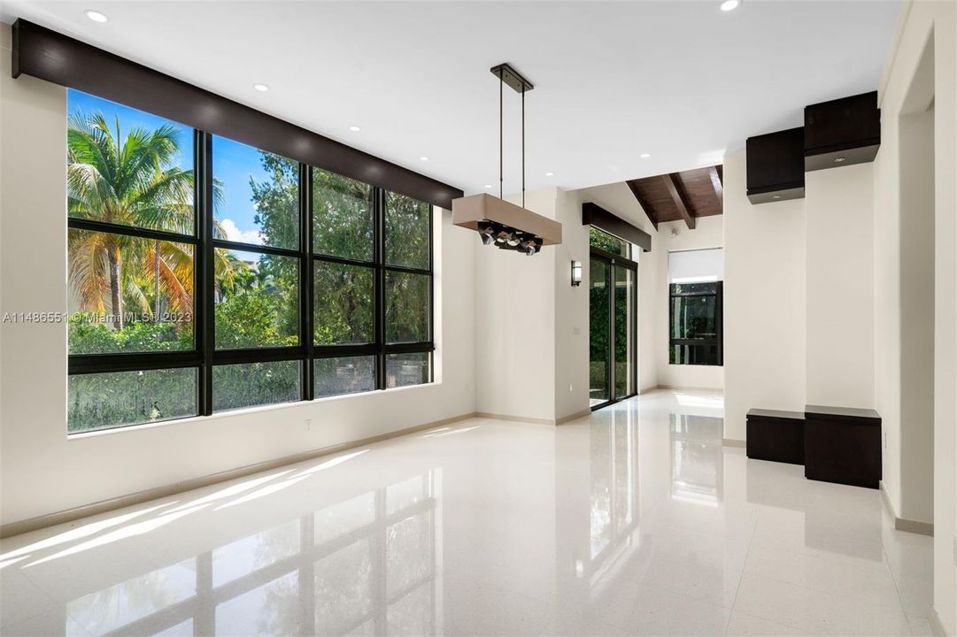 Vendido Recientemente: $4,595,000 (5 camas, 5 baños, 3865 Pies cuadrados)