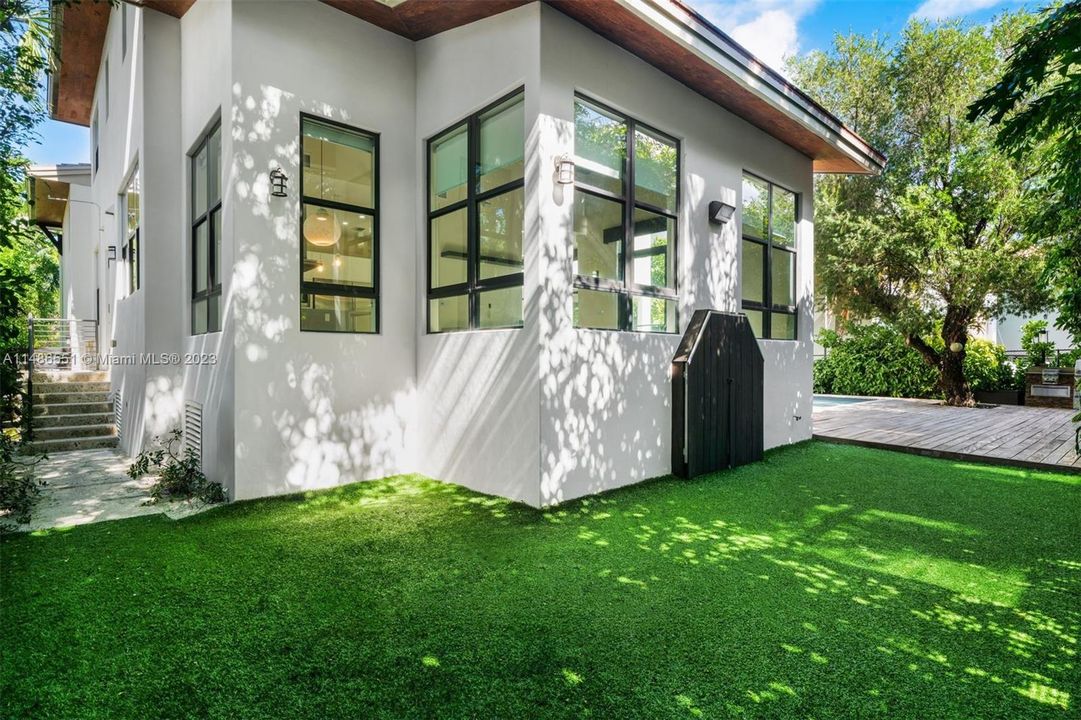 Vendido Recientemente: $4,595,000 (5 camas, 5 baños, 3865 Pies cuadrados)