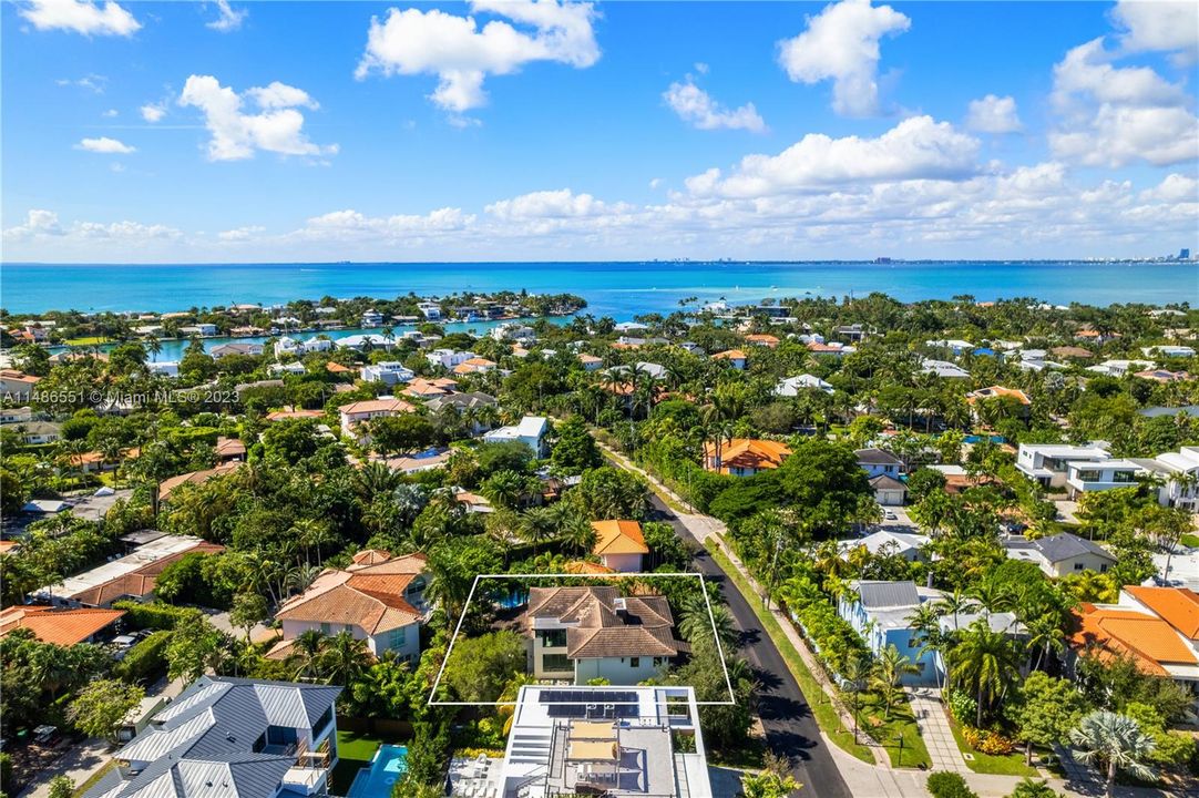 Vendido Recientemente: $4,595,000 (5 camas, 5 baños, 3865 Pies cuadrados)