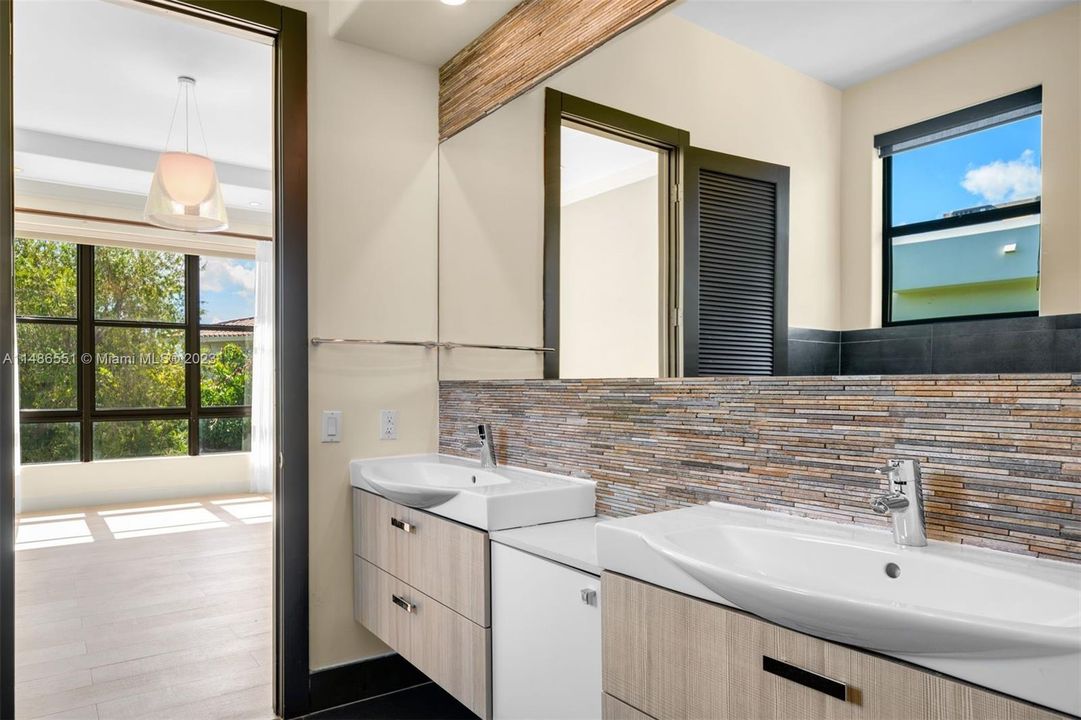 Vendido Recientemente: $4,595,000 (5 camas, 5 baños, 3865 Pies cuadrados)