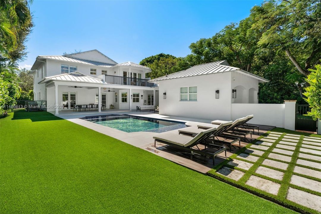 Недавно продано: $4,750,000 (6 спален, 5 ванн, 5035 Квадратных фут)