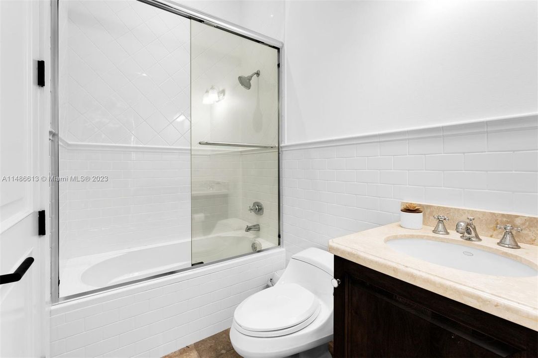 Недавно продано: $4,750,000 (6 спален, 5 ванн, 5035 Квадратных фут)