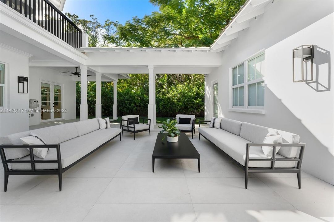 Недавно продано: $4,750,000 (6 спален, 5 ванн, 5035 Квадратных фут)