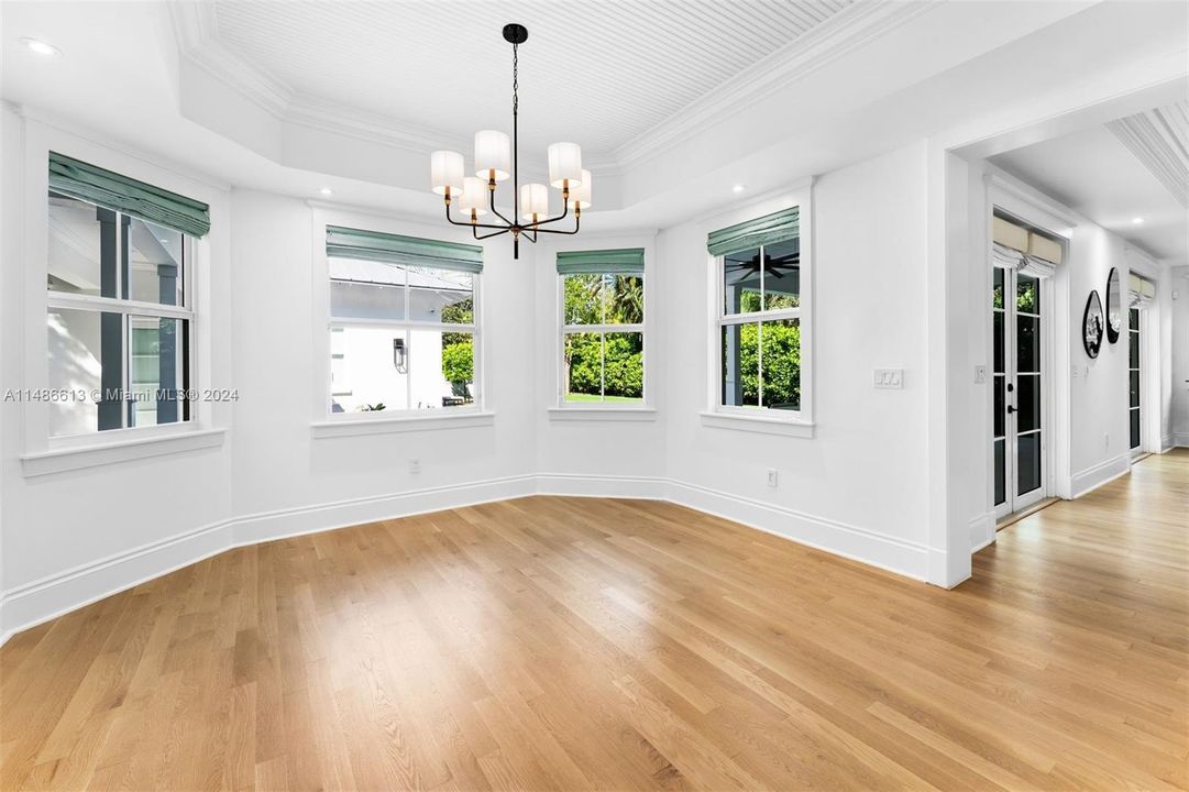 Недавно продано: $4,750,000 (6 спален, 5 ванн, 5035 Квадратных фут)