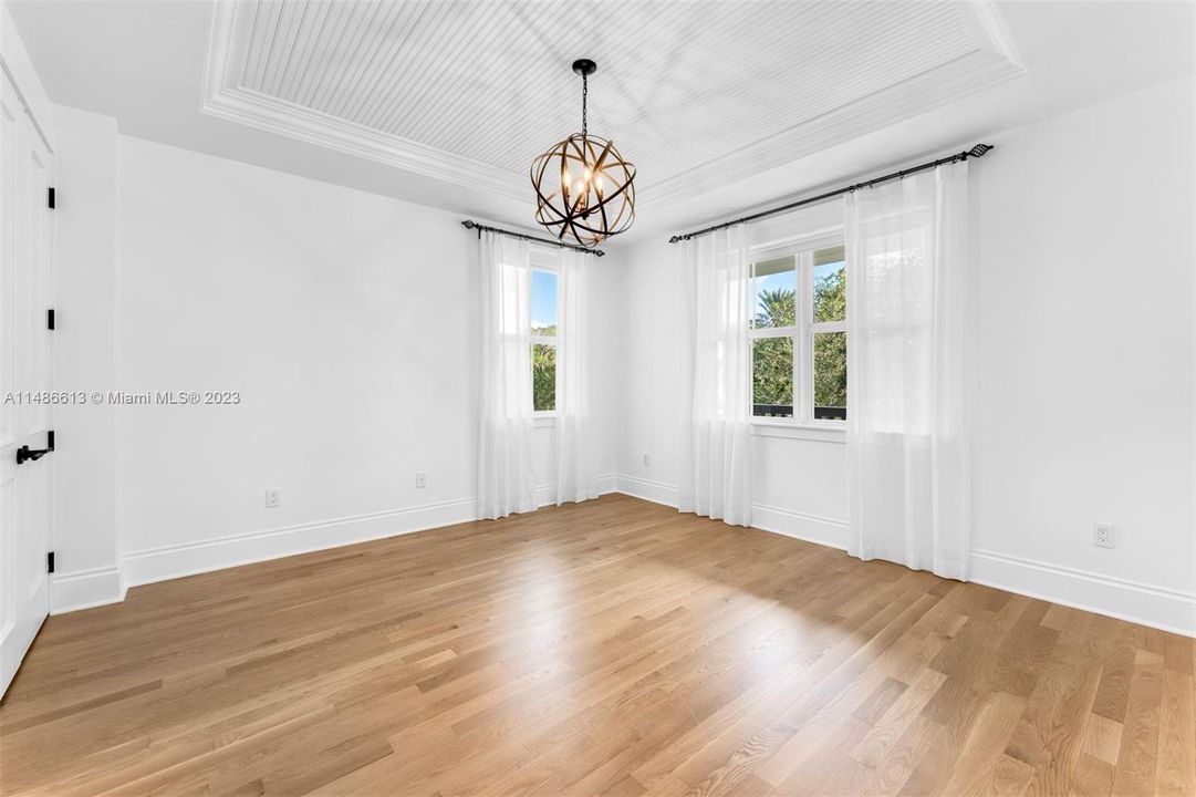 Недавно продано: $4,750,000 (6 спален, 5 ванн, 5035 Квадратных фут)