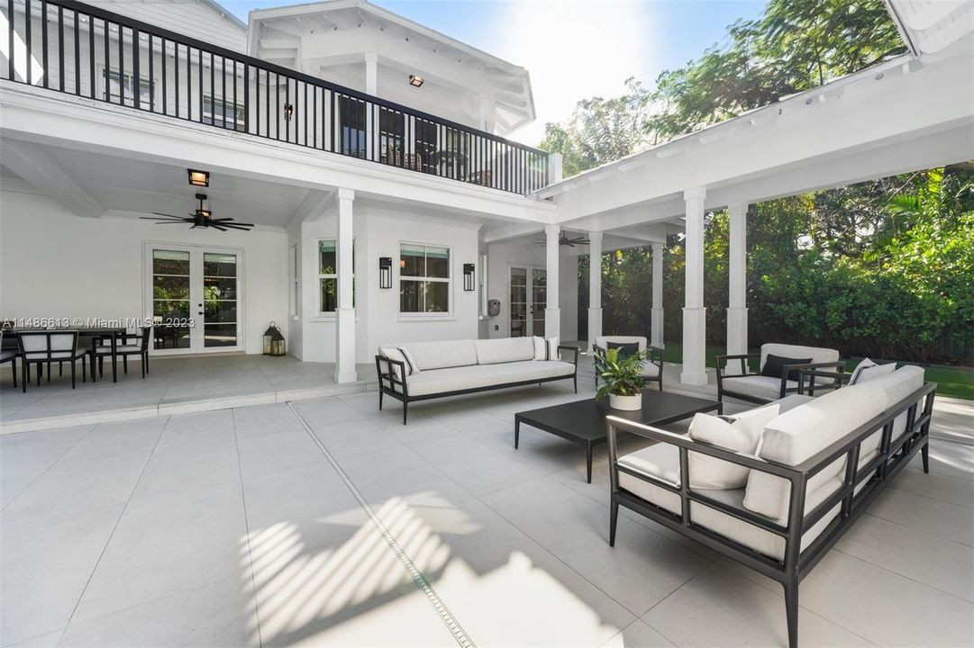 Недавно продано: $4,750,000 (6 спален, 5 ванн, 5035 Квадратных фут)