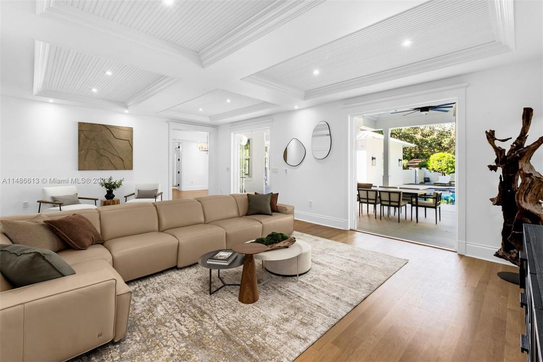 Недавно продано: $4,750,000 (6 спален, 5 ванн, 5035 Квадратных фут)