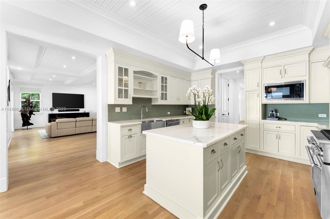 Недавно продано: $4,750,000 (6 спален, 5 ванн, 5035 Квадратных фут)