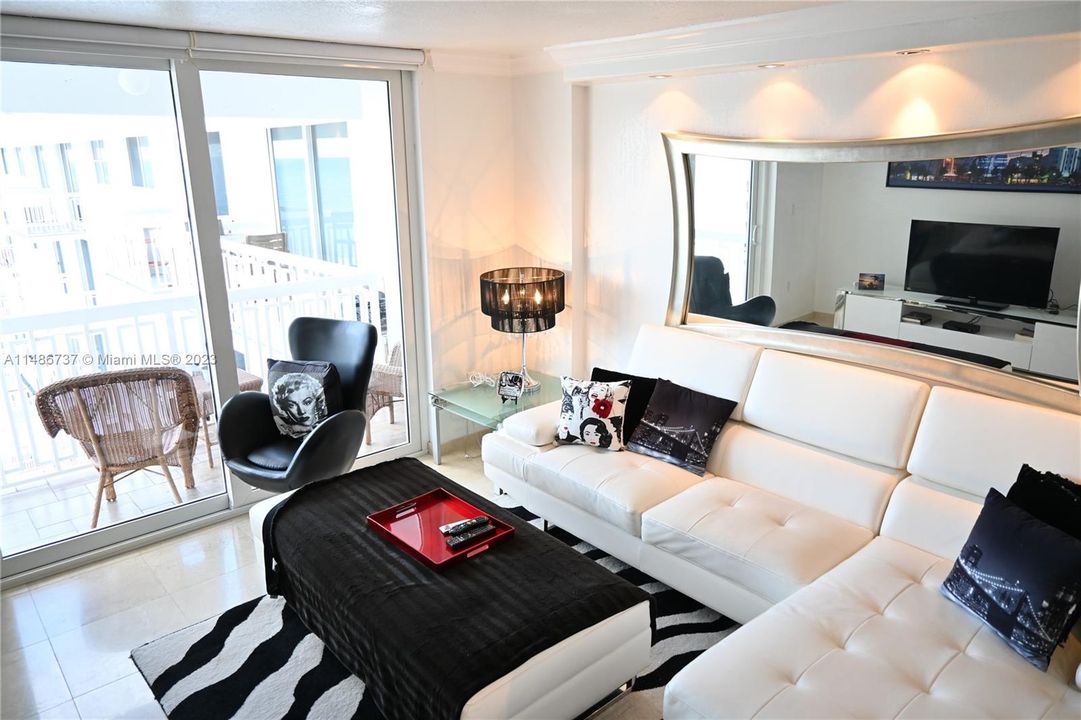 Recently Sold: $640,000 (1 beds, 1 baths, 717 Square Feet)