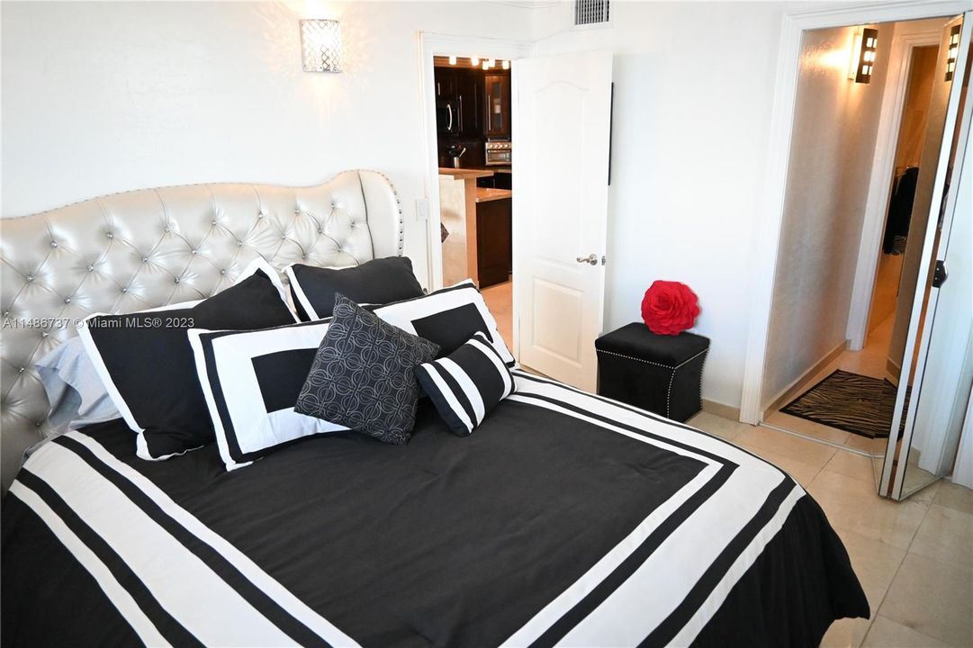 Recently Sold: $640,000 (1 beds, 1 baths, 717 Square Feet)