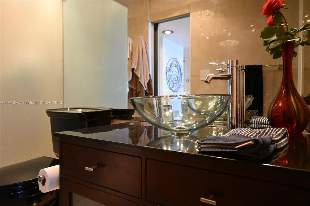 Recently Sold: $640,000 (1 beds, 1 baths, 717 Square Feet)