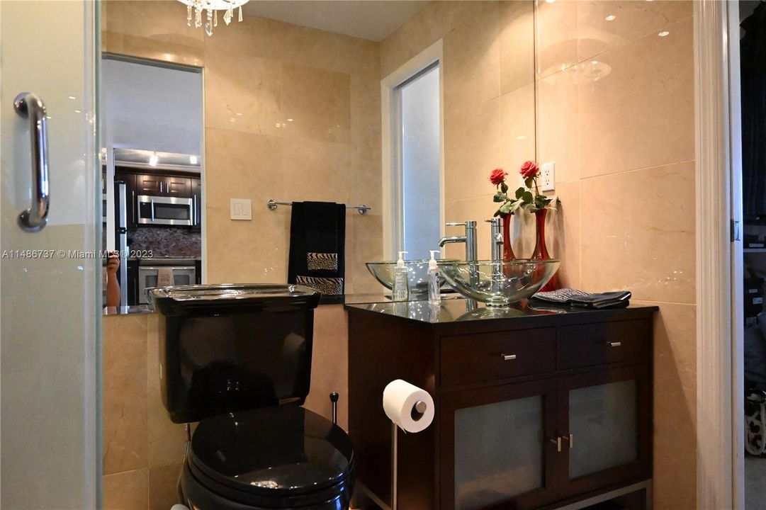 Recently Sold: $640,000 (1 beds, 1 baths, 717 Square Feet)