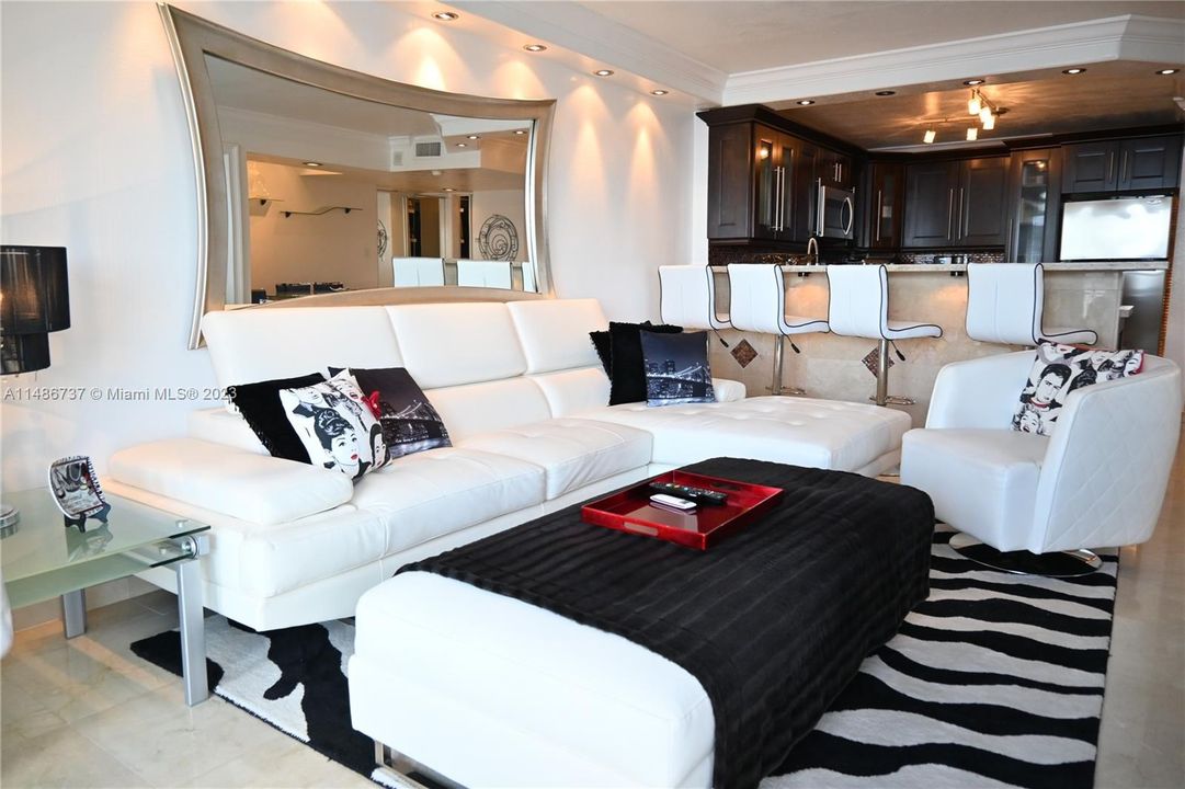 Recently Sold: $640,000 (1 beds, 1 baths, 717 Square Feet)