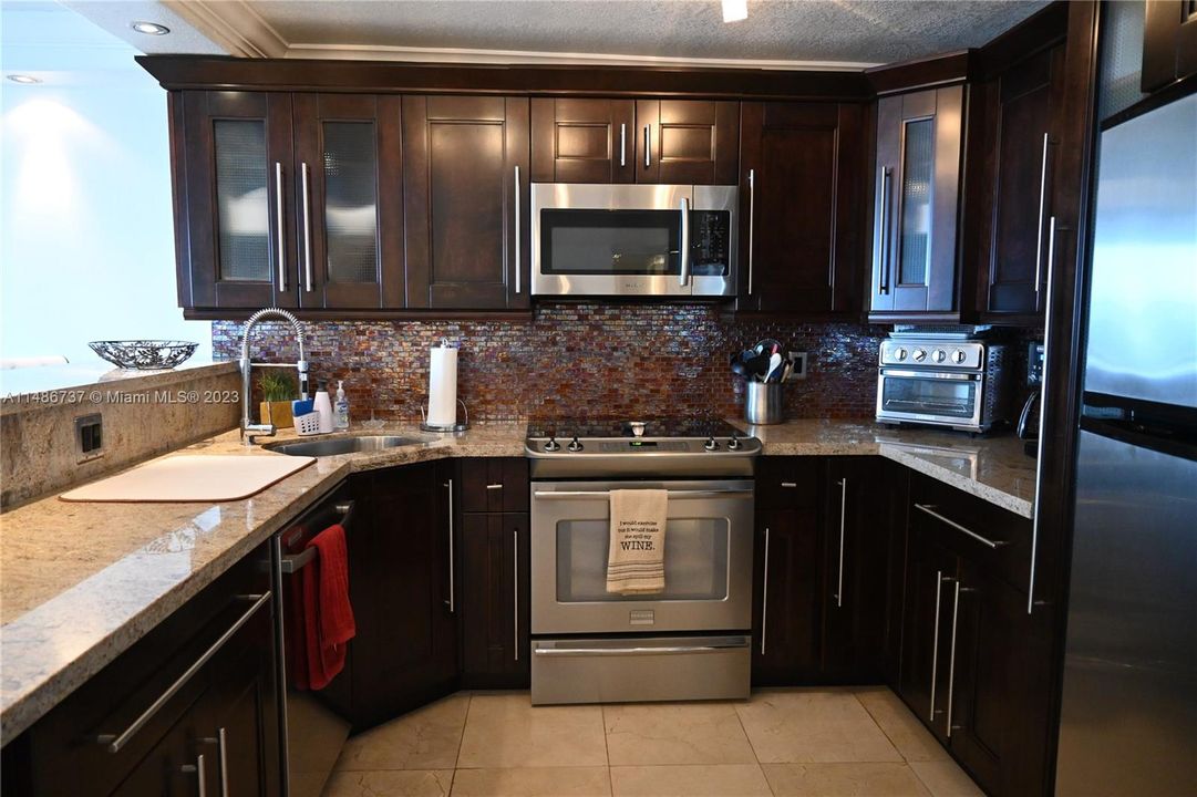 Recently Sold: $640,000 (1 beds, 1 baths, 717 Square Feet)