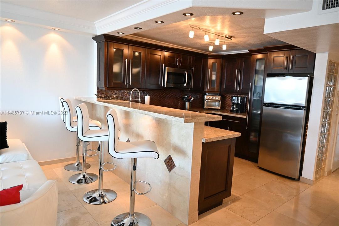 Recently Sold: $640,000 (1 beds, 1 baths, 717 Square Feet)