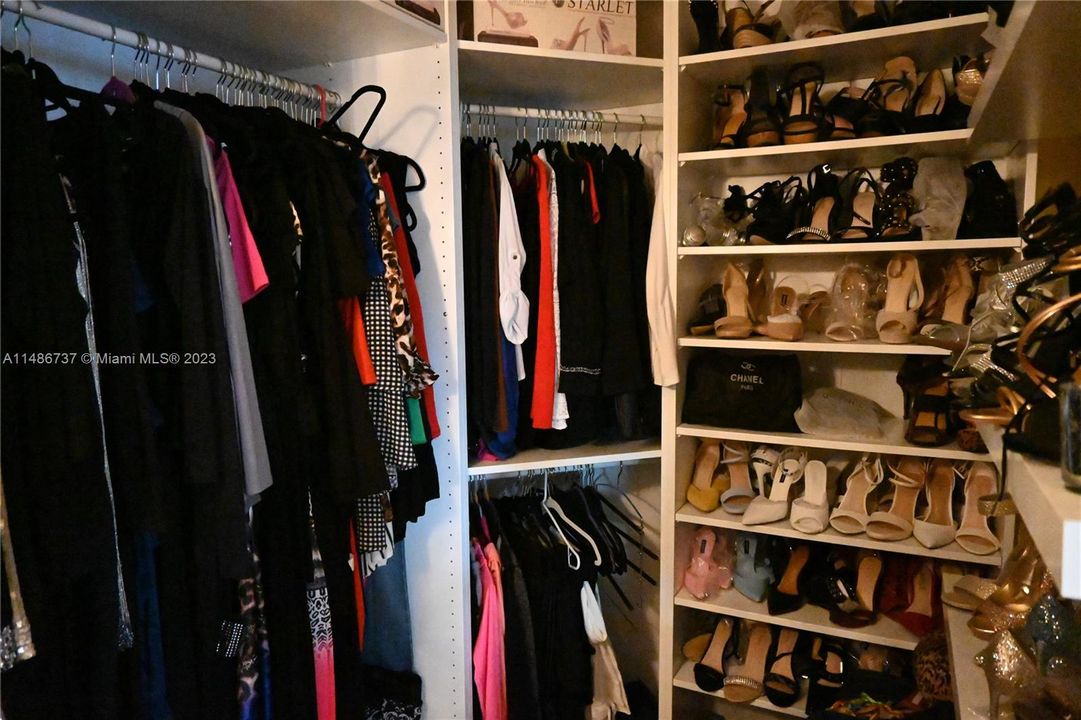 Recently Sold: $640,000 (1 beds, 1 baths, 717 Square Feet)