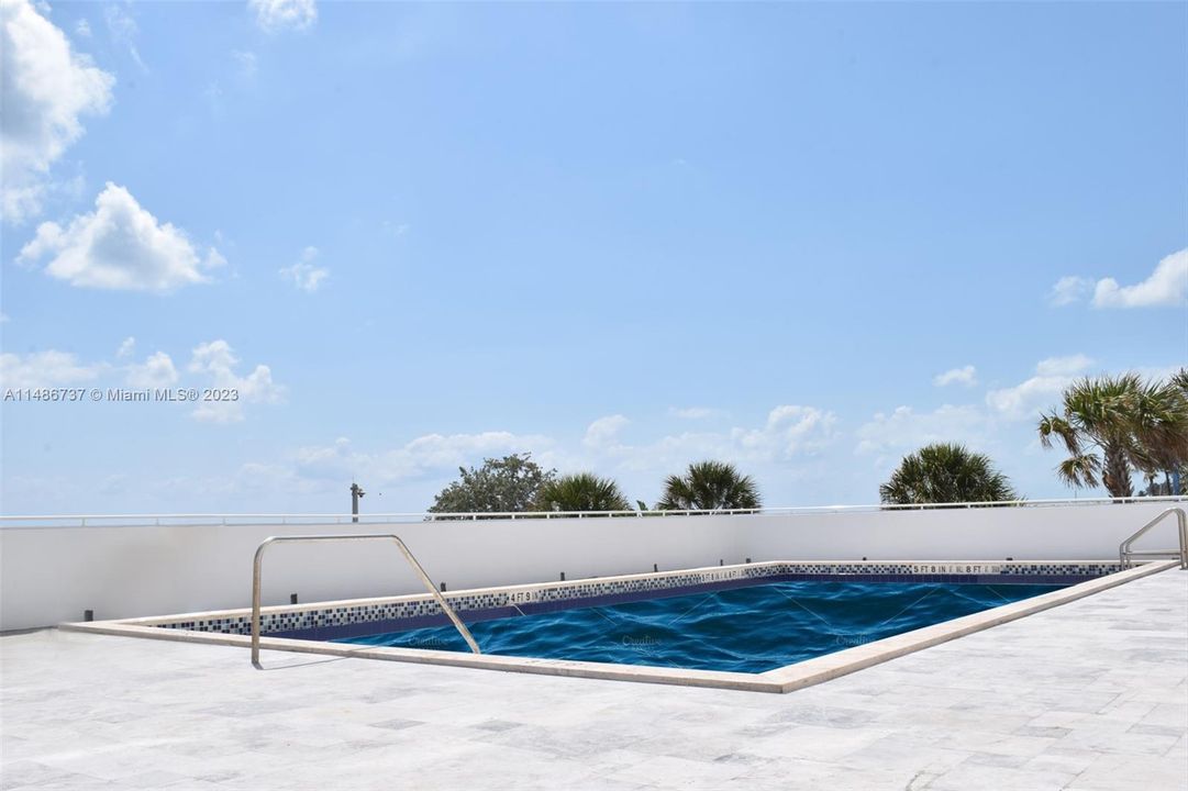 Recently Sold: $640,000 (1 beds, 1 baths, 717 Square Feet)