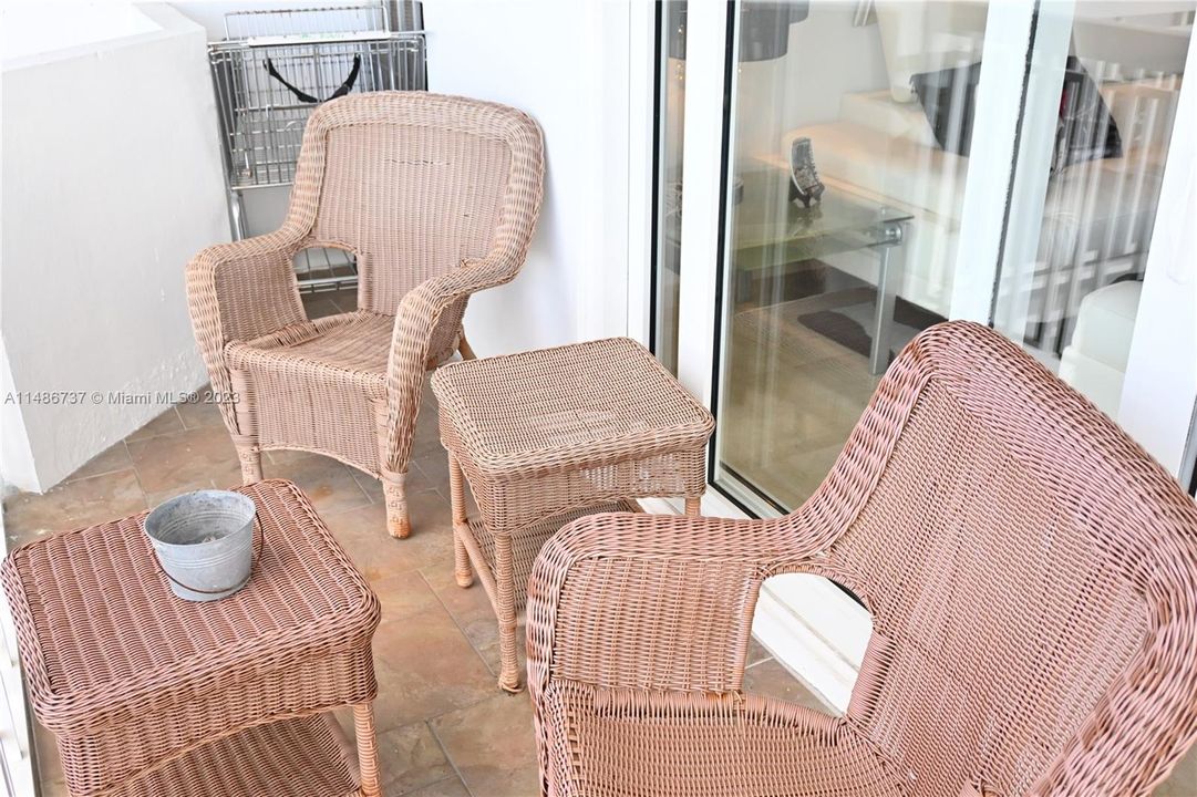 Recently Sold: $640,000 (1 beds, 1 baths, 717 Square Feet)