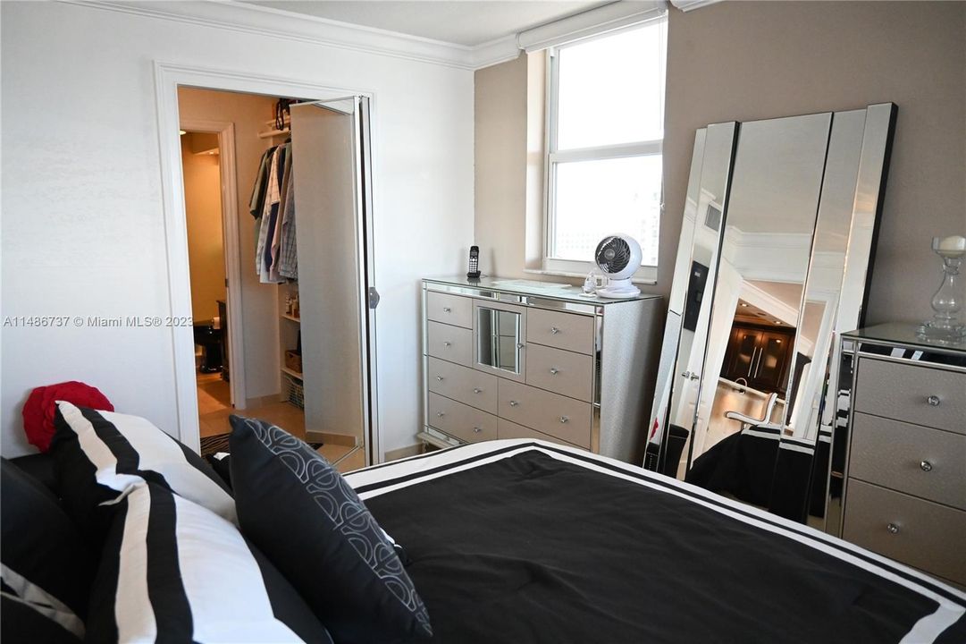 Recently Sold: $640,000 (1 beds, 1 baths, 717 Square Feet)