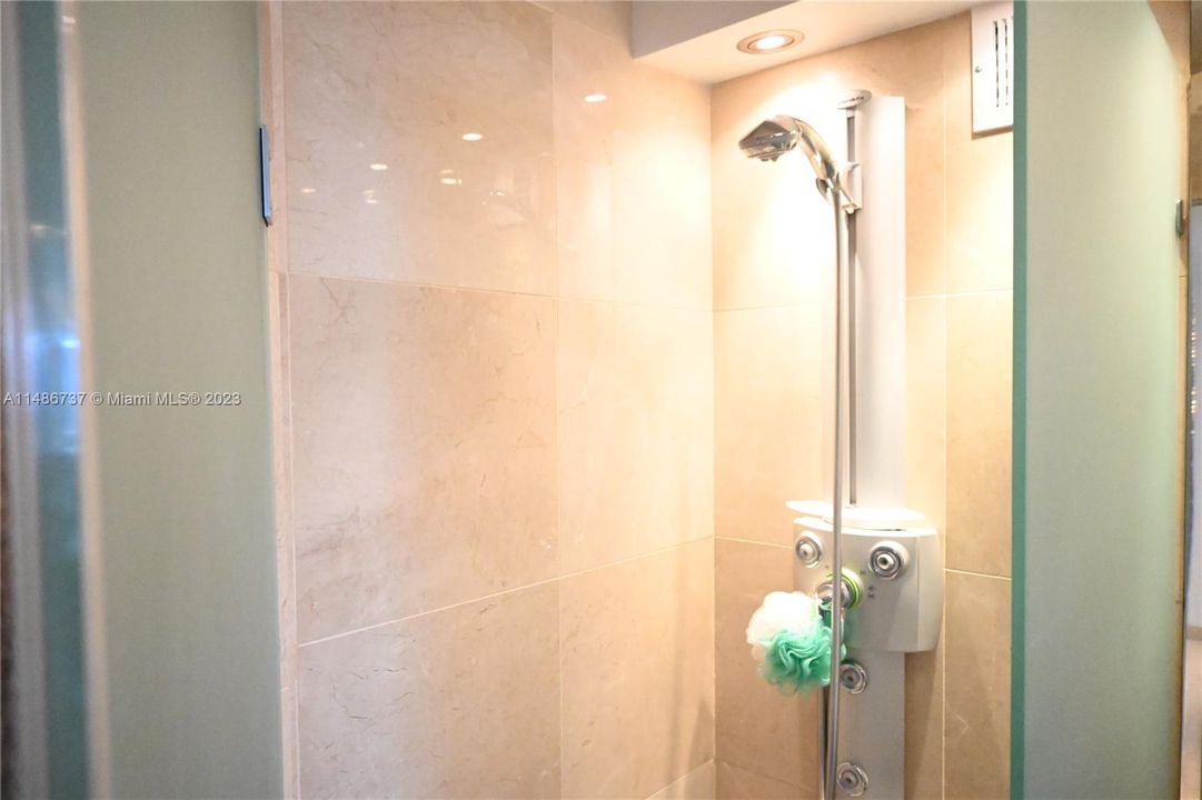 Recently Sold: $640,000 (1 beds, 1 baths, 717 Square Feet)