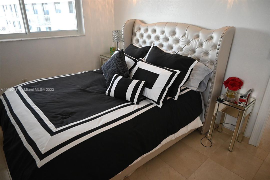 Recently Sold: $640,000 (1 beds, 1 baths, 717 Square Feet)