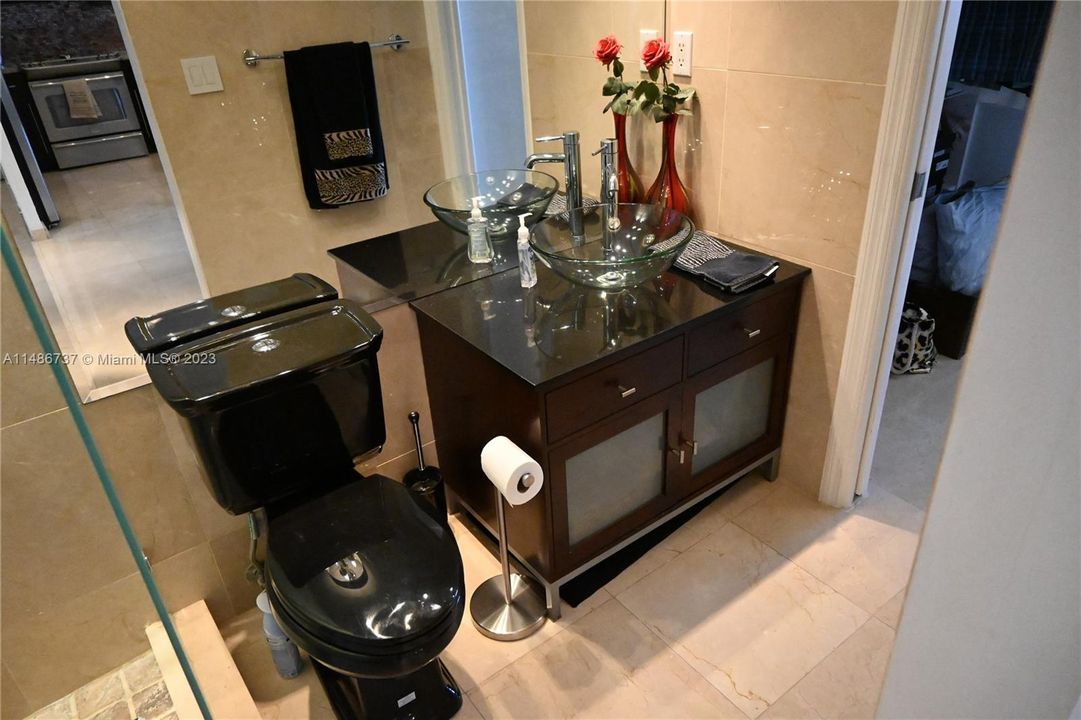 Recently Sold: $640,000 (1 beds, 1 baths, 717 Square Feet)