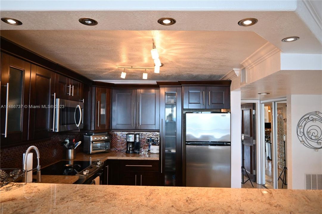 Recently Sold: $640,000 (1 beds, 1 baths, 717 Square Feet)