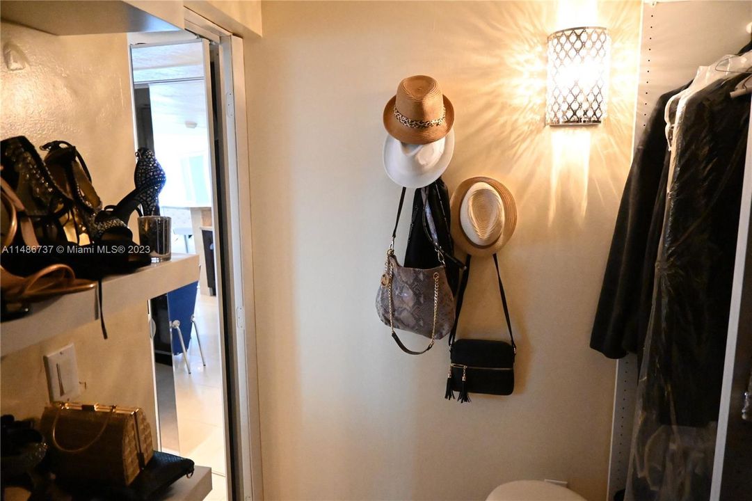 Recently Sold: $640,000 (1 beds, 1 baths, 717 Square Feet)