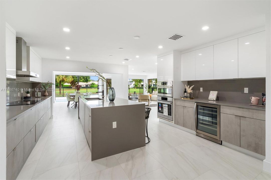 Recently Sold: $2,190,000 (3 beds, 3 baths, 4104 Square Feet)