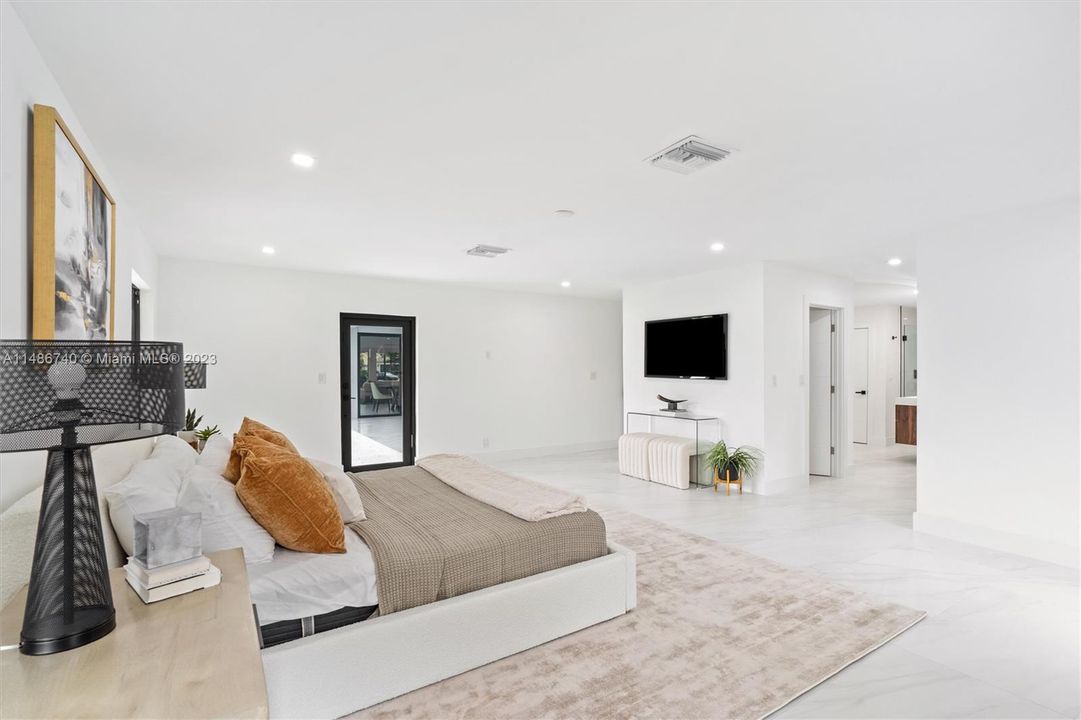 Recently Sold: $2,190,000 (3 beds, 3 baths, 4104 Square Feet)