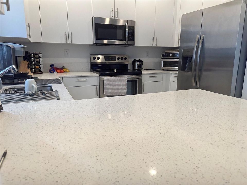 Недавно продано: $585,000 (3 спален, 2 ванн, 1595 Квадратных фут)