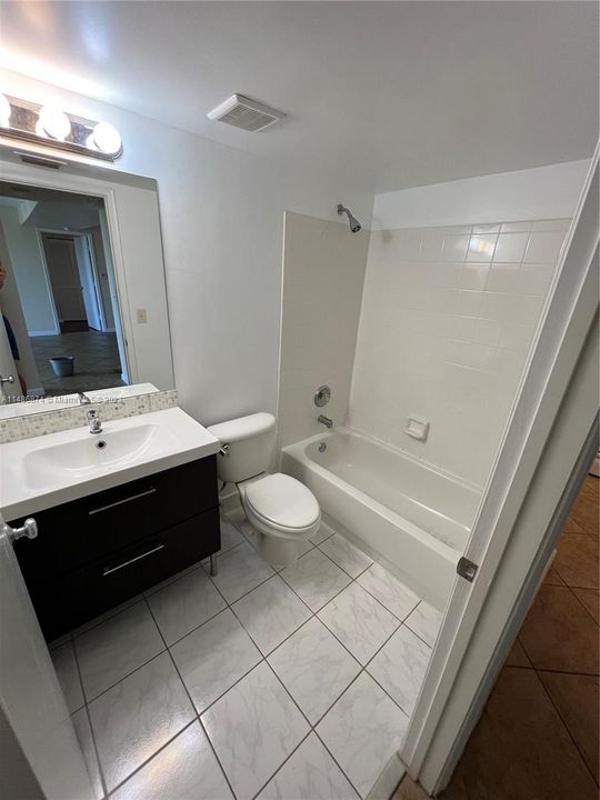 Недавно арендовано: $2,200 (2 спален, 2 ванн, 1020 Квадратных фут)