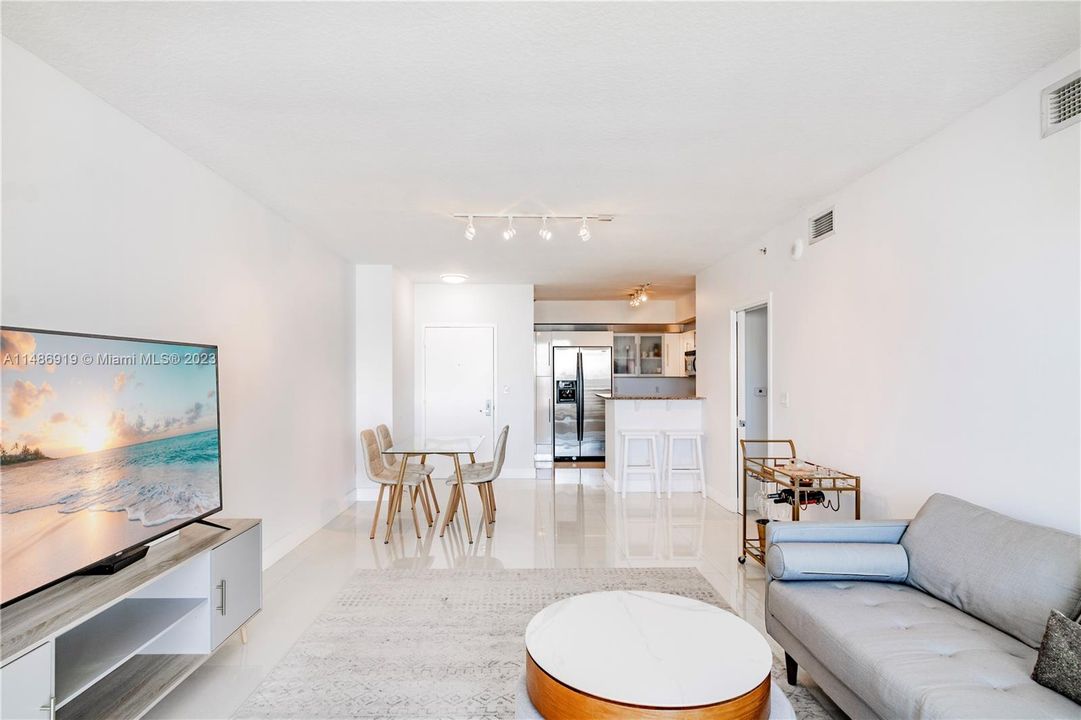 Недавно арендовано: $3,400 (2 спален, 2 ванн, 1105 Квадратных фут)