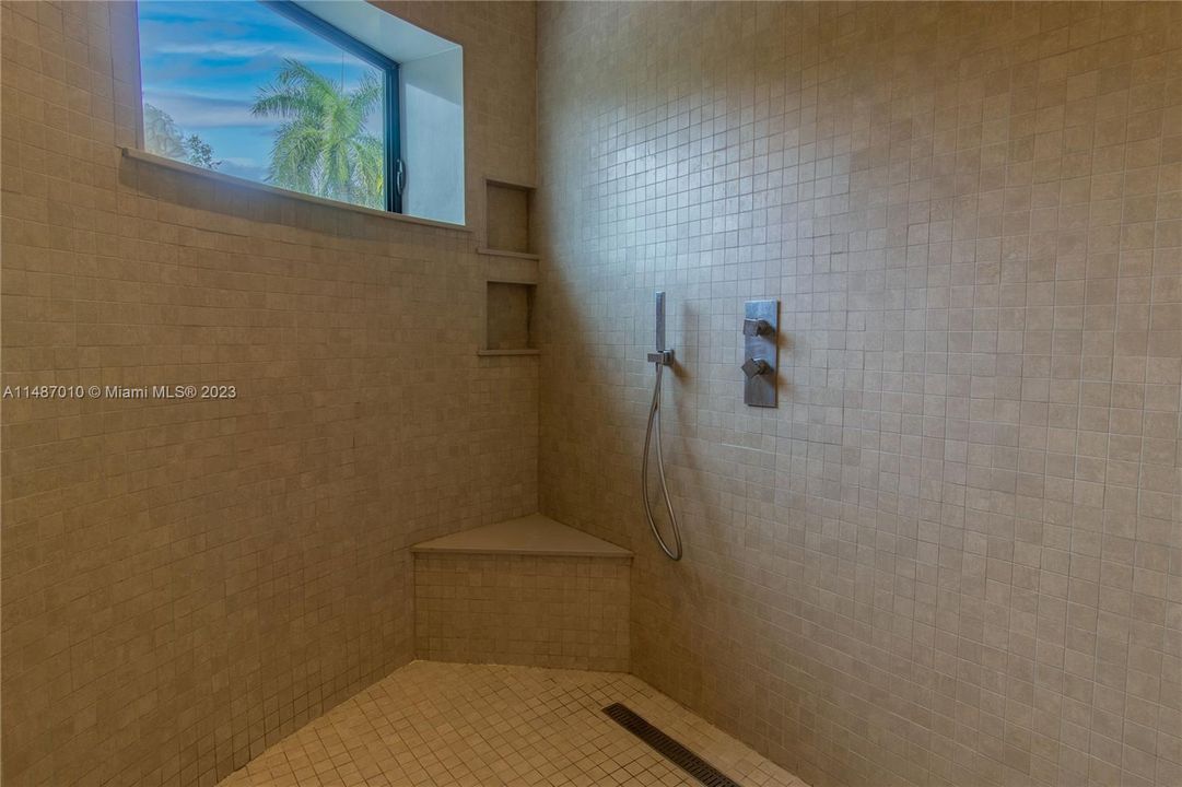 最近租的: $45,000 (5 贝兹, 6 浴室, 6040 平方英尺)