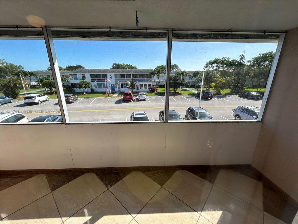 Active With Contract: $90,000 (1 beds, 1 baths, 585 Square Feet)