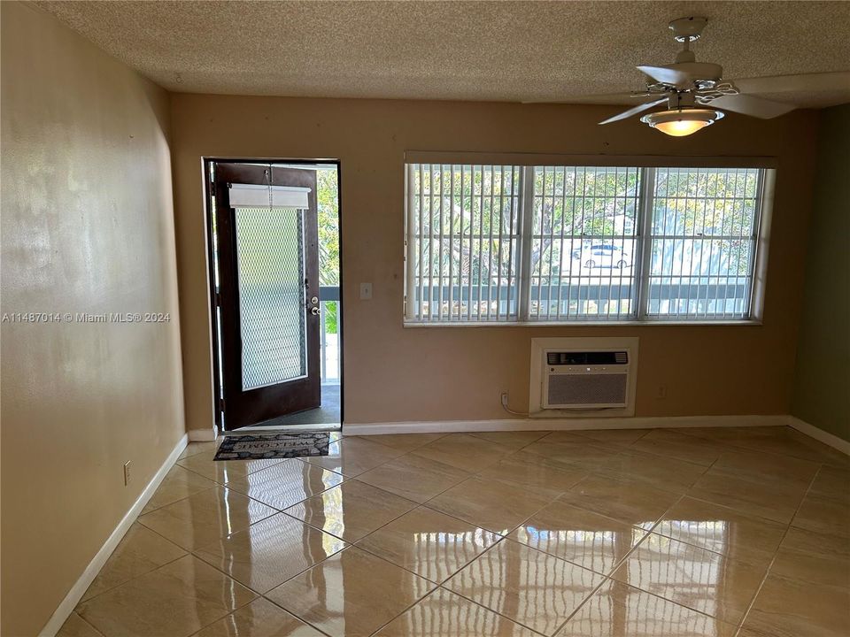 Active With Contract: $90,000 (1 beds, 1 baths, 585 Square Feet)
