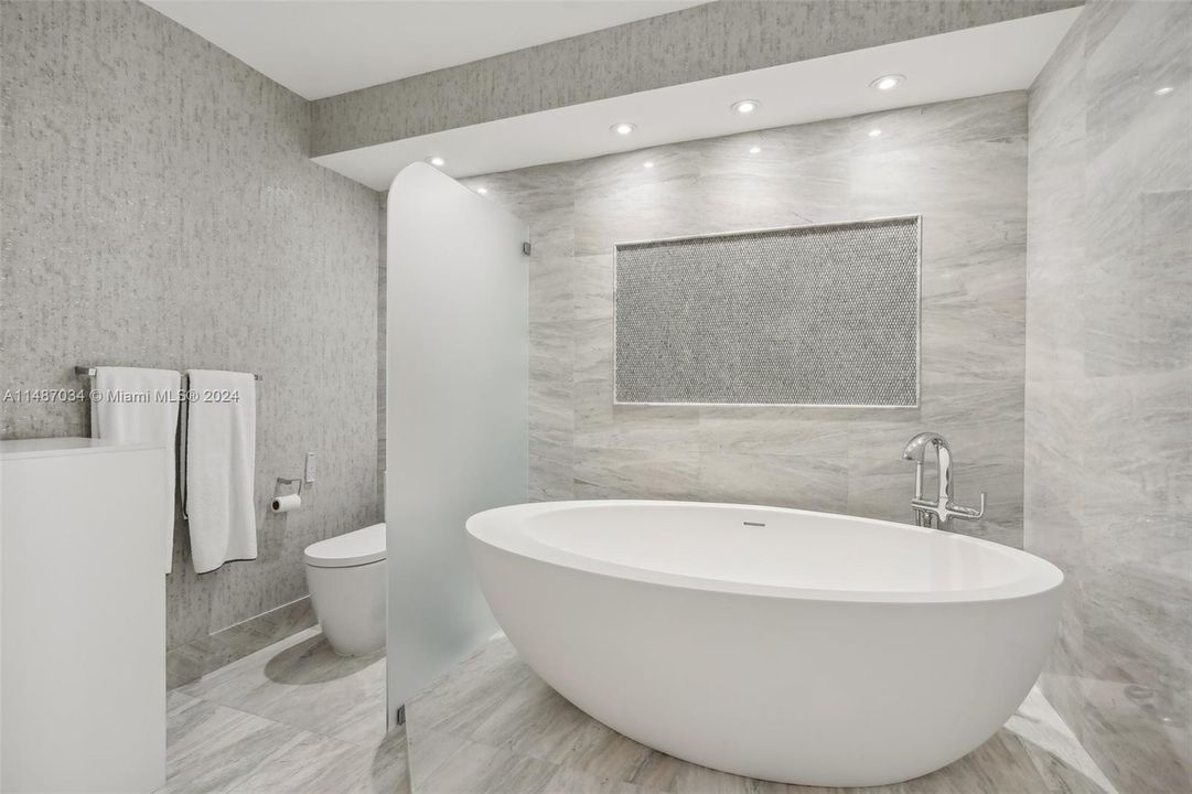 Recently Sold: $2,779,000 (2 beds, 2 baths, 1690 Square Feet)