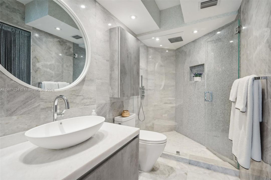 Recently Sold: $2,779,000 (2 beds, 2 baths, 1690 Square Feet)