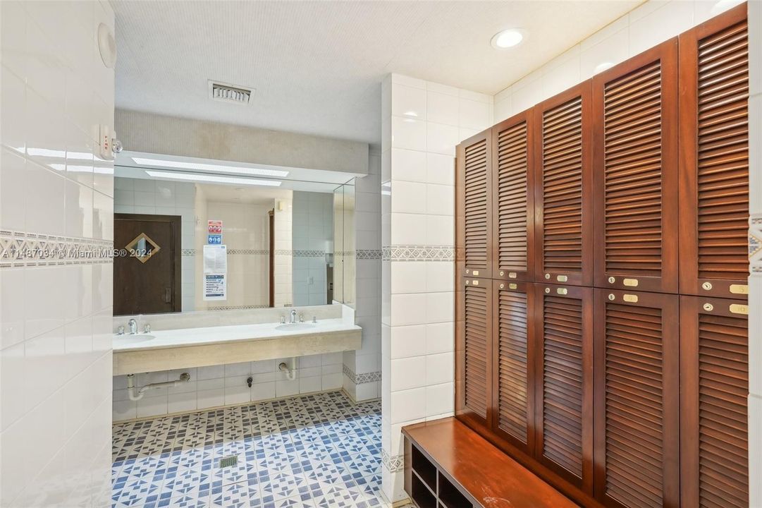 Recently Sold: $2,779,000 (2 beds, 2 baths, 1690 Square Feet)