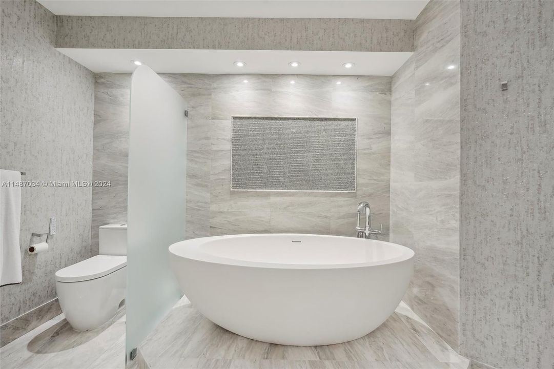 Recently Sold: $2,779,000 (2 beds, 2 baths, 1690 Square Feet)