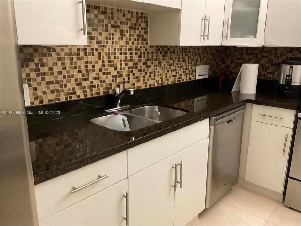 Recently Sold: $385,000 (1 beds, 1 baths, 1008 Square Feet)