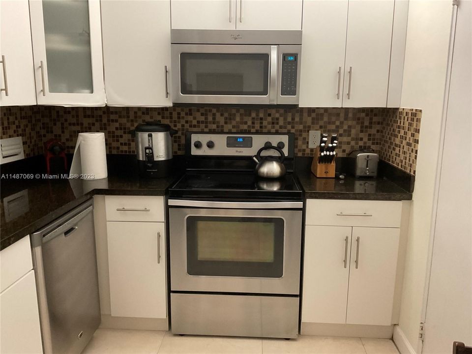 Recently Sold: $385,000 (1 beds, 1 baths, 1008 Square Feet)