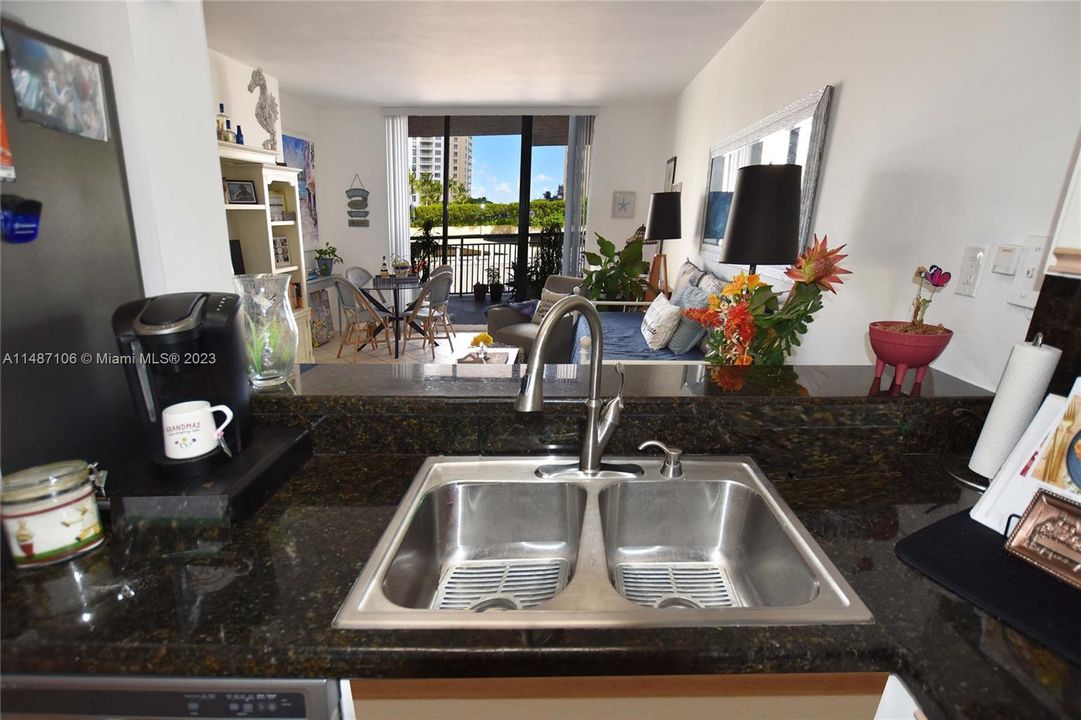 For Sale: $397,000 (1 beds, 1 baths, 700 Square Feet)