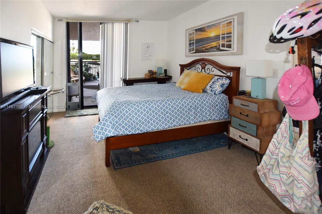 For Sale: $397,000 (1 beds, 1 baths, 700 Square Feet)