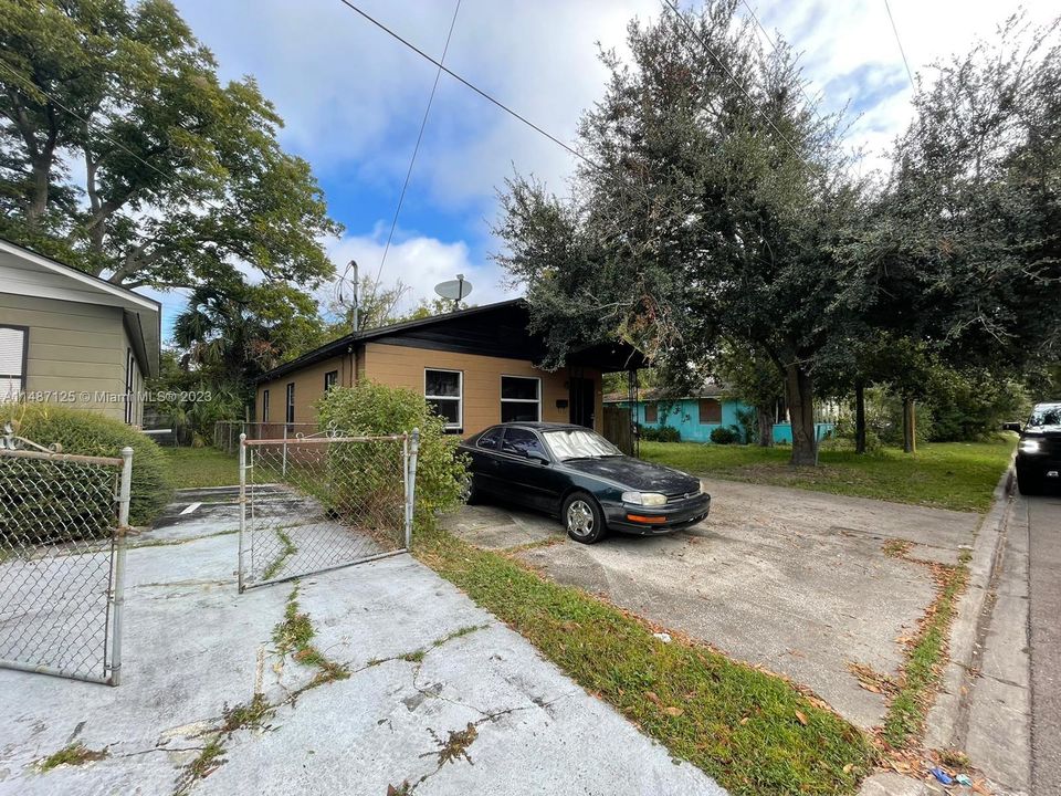 Recently Sold: $105,000 (3 beds, 1 baths, 897 Square Feet)