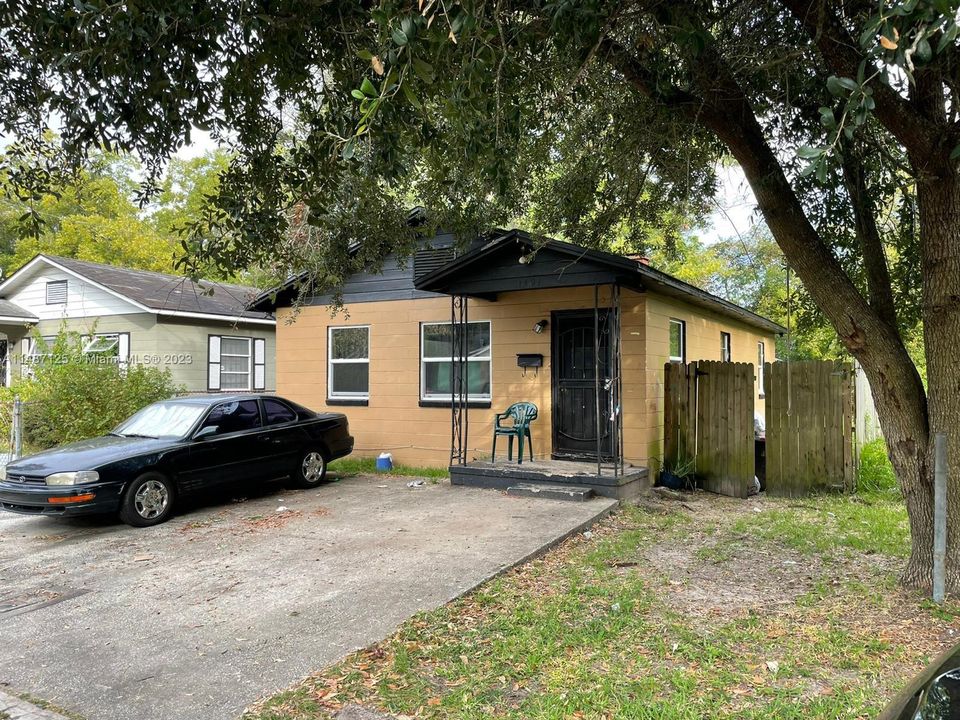 Recently Sold: $105,000 (3 beds, 1 baths, 897 Square Feet)