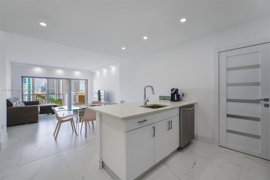 Recently Rented: $4,000 (1 beds, 1 baths, 870 Square Feet)