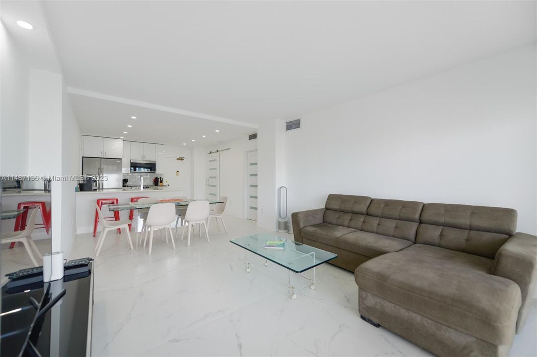 Recently Rented: $4,000 (1 beds, 1 baths, 870 Square Feet)