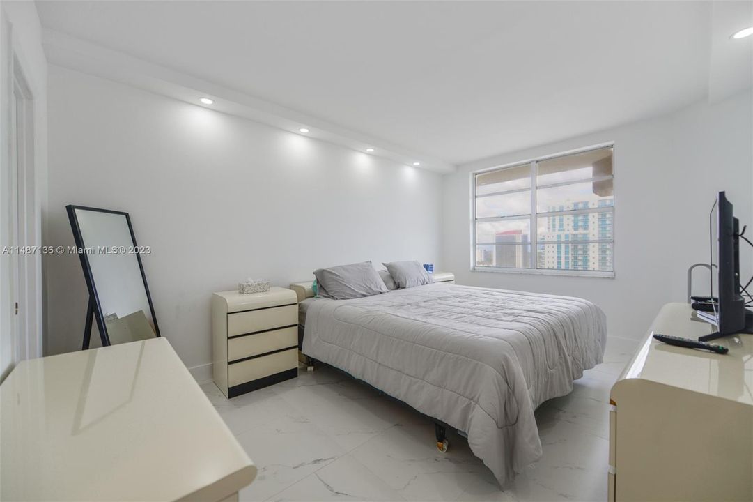 Recently Rented: $4,000 (1 beds, 1 baths, 870 Square Feet)